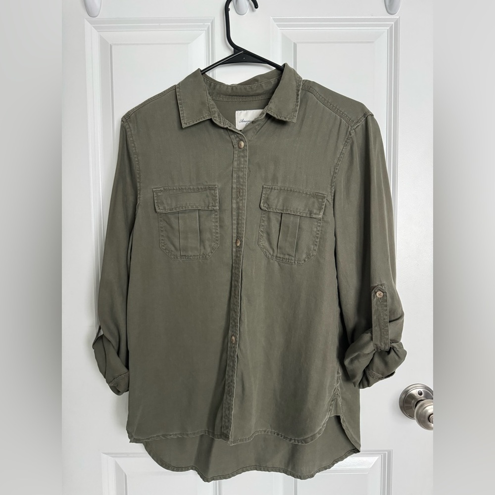 Women’s Medium green American Eagle Outfitters Button Down Shirt